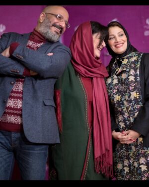 Shabnam Moghadami Instagram - .
دلم برای این احوال تنگ شده...روزهای خنده های واقعی تر ...حال ‌و روز ِ کمی بهتر...روزگار ِ نگاه ِ اندکی امیدوارانِه  به فردا و  به آینده...
.
راستی چه عکس ِ خوبی !
حال ِ امیر و ریما جانم را چقدر دوست دارم توی این عکس...کاش یادم می آمد ریما چی می گفت در ِ گوشم.
.
تهران.برج میلاد.بهمن ۹۴. یکی از روزهای جشنواره ی فیلم فجر .
و خاطرم نیست عکس را کدام عزیزی برداشته است.