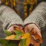 Shabnam Moghadami Instagram - می خوام بخوابم و تو خواب ببینم جوری مشغول پاییزم که هرچی فکر می کنم یادم نمی آد مردمی که تو سر و کله ی هم می زنن واسه جنس ِارزون بی ترس از مرگ اهل ِ کجان؟ فروشنده ای که تو روز ِ اوج ِ مرگ و میر کرونا حراج می زنه وجود داره اصلا! می خوام یادم نیاد چقدر بی رحمیم نسبت به هم ، می خوام یادم بره تصویر ِ سال وبایی ِ ناصرالدین شاهی رو که می گن توی نهرهای تهرون جنازه بوده که می رفته...یادم بره همین دیروز ِ حراجی چهارصد و شصت هفتاد نفر مردن! . می خوام بخوابم و تو خوابم نبینم این همه فقر و نداری و گرسنگی رو دور و بر ِ مردمم...می خوام یادم بره ویروس ِ دیوونه ای رو که بعد ِ ساعت ِ شیش عصر فعال می شه و مریضی ایجاد می کنه واسه مردم ،می خوام بی رحمی هامون یادم بره...یادم بره آدمیزاد ِ قرن ِ بیست و یکمی هنوز انقدر وحشیه که یه عالمه حیوون ِبی زبون پرورش می ده که پوست شون رو بکنه ازش کیف و پالتو درست کنه بعد که می فهمه مریض شدن قتل عام شون می کنه.بعدم نمی فهمه...نمی فهمه از کجا می خوره! می خوام جوری بخوابم،انقدرررر عمیق که یادم بره جنگل ها دارن می سوزن . .که بچه های شهر و روستاهای دور اینجا که نه اینترنت درست و حسابی دارن نه آی پد و لپ تاپ نه حتی خیلی هاشون کاغذ و‌ مداد! چه جوری باید درس بخونن و آینده ی خودشون و مملکت شونو بسازن ؟ . می خوام صورت ِ خجالت زده و جیب ِ خالی پدرها...همکارام در تئاتر ِ تعطیل ِ مرده،یادم بره ، قیافه ی نحس ِ ترامپ که شبیه همین ویروس ِهمین درد ِ بی درمونه یادم بره...درد و اشک ِ مادر ِ افغانستانی که نمی تونه یه سیم کارت ساده داشته باشه برای درس خوندن بچه ش یادم بره.می خوام یادم بره روزی چهارصد پونصد تا خانواده عزادار می شن هیچکی م به روی خودش نمی آره.نه خودمون و نه مسئولین مون.می خوام یه جوری بخوابم ...یه جوری که این همه نامردی و بی معرفتی که نسبت به هم داریم یادم بره.مامان بزرگم می گفت یه پری ای هست به اسم پری ِ خواب که یواشکی توی غذای بچه هایی که شبا دیر می خوابن یا بعدازظهرا درست حسابی نمی خوابن به معجونی می ریزه که مجبور می شن چند برابر بیشتر از بقیه بخوابن و از بازی و خوشی با دوستا و خوشمزه خوری عقب می افتن! کجاست اون پری الان؟ کاش پیداش می کردم و یه بشکه گنده معجون خواب ازش می گرفتم برای خودم و‌دوستام،برای روزای آینده که انگار روزای بدتری ن.می خوردیم اون معجون ِ خوابو،می خوابیدیم و این همه نشد و نباید و ناله و نیستی می رفت از یادمون.می خوابیدم عمیق و بی دغدغه و اگه لازم می شد اصلا خواب به خواب می رفتم و می موندم‌ تو خاطره ی پاییز،چنگ می زدم تو برگاش