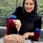 Shabnam Moghadami Instagram - به تاریخ ِ سومْ روز ِ بهار قرن ِ تازه...که زادروزم بود.اینجا به یادگار بماند ،تصویر ِ لحظات امید و لبخند و دعا در آغاز ِ سال ِ تازه‌ی زندگی ام... . سپاسگزار ِ مهر ِ همه‌ی عزیزانی هستم که من رو به یاد داشتن و از شب ِ پیش با تبریک باران شون شرمنده ام کردن. قدردانِ خودتون و معرفت و لطف و عشق ِ بی‌شائبه تون هستم.در پناه لطف ِ خدا باشین .