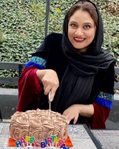 Shabnam Moghadami Instagram - به تاریخ ِ سومْ روز ِ بهار قرن ِ تازه...که زادروزم بود.اینجا به یادگار بماند ،تصویر ِ لحظات امید و لبخند و دعا در آغاز ِ سال ِ تازه‌ی زندگی ام... . سپاسگزار ِ مهر ِ همه‌ی عزیزانی هستم که من رو به یاد داشتن و از شب ِ پیش با تبریک باران شون شرمنده ام کردن. قدردانِ خودتون و معرفت و لطف و عشق ِ بی‌شائبه تون هستم.در پناه لطف ِ خدا باشین .