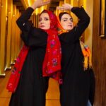 Shabnam Moghadami Instagram - سپاسگزار ِ محبت ِ تمامی ِ عزیزانی هستم که پس از پخش ِ «همرفیق»، من رو مورد لطف ِ بیکران خودشون قرار دادن...این آلبوم کوچیک عکس از پشت ِ صحنه‌ی برنامه،تقدیم به چشم و دل ِ مهربان شما...دوست‌تون دارم . به امید ِ روزهای بهتر. عکس‌ها از : پیمان داداش زاده و ساناز ارجمند. @peymandadashzadeh @sanazarjmnd #همرفیق
