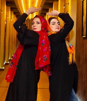 Shabnam Moghadami Instagram - سپاسگزار ِ محبت ِ تمامی ِ عزیزانی هستم که پس از پخش ِ «همرفیق»، من رو مورد لطف ِ بیکران خودشون قرار دادن...این آلبوم کوچیک عکس از پشت ِ صحنه‌ی برنامه،تقدیم به چشم و دل ِ مهربان شما...دوست‌تون دارم . به امید ِ روزهای بهتر.
عکس‌ها از : پیمان داداش زاده و ساناز ارجمند.
@peymandadashzadeh 
@sanazarjmnd 
#همرفیق
