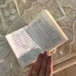 Shabnam Moghadami Instagram - . بیستم مهرماه در تقویم ایرانی مزین است به نام والاحضرت حافظ ِ شیراز. روز ِ مبارک ِ حضرتش ، مبارک ایرانیان و اهل ِ دل در هرکجای جهان. امسال، بهترین خواننده ی بهترین غزل های حضرت حافظ میهمان اوست. چه مبارک سحری و چه فرخنده شبی ست.کاش یاد ِ ما اهل ِ زمین هم کنند وقت ِ معاشرت.کاش دعای مان کنند. . خودم را مهمان می کنم به خواندن غزلی زیبا از بی شمار غزل های زیبای حضرت حافظ. و پس از آن شنیدن ِ «آستان جانان » به تمامی.به یاد استاد ِشجریان ِ بی همتا. . روان ِ هر دو روشن و شاد. . عکس را من برداشتم .شبی از شب های تابستان ۹۷ ، حین غزل خوانی در جوار ِحضرتش ، هنگام حضور در زیارتگه رندان جهان . . و خدا می داند چقدر دلتنگ شیراز و حافظیه ام. و لعنت بر کرونا که تمامی هم ندارد انگار. #روز_حافظ_گرامی_باد #شجریان #آستان_جانان #پرویز_مشکاتیان #حافظیه #شیراز_زیبا