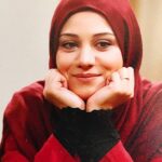 Shabnam Moghadami Instagram - پیش از اینکه پرسپولیس برنده بشه داشتم به پست کردن ِ این عکس ِ قدیمی فکر می کردم، امروز پیداش کردم ، مال خیلی سال پیشه ، گمونم سال ۸۲ ، اینا. روزگاری که تلویزیون رونق و بیننده داشت.مال یه سریالیه به اسم «باجناق ها»، که آقای فرهاد آئیش کارگردانش بودن،اون سالا گرفته بود و مردم دوستش داشتن.گفتم یادی کنم از گذشته ها و‌ قدیم ندیما...که یه هو خبر ِ برد پرسپولیس اومد دیدم چه جالب که لباسم توی این عکس قرمزه و چه مناسب برای پست کردن در چنین شبی. . من فوتبالی نیستم . اما از خوشحالی مردم به هر دلیلی که باشه خوشحال می شم...و هرچیز و هر کسی باعث سربلندی و‌ افتخار سرزمینم بشه برام محترم و عزیزه. پس ، دلخوشی و شادی و احساس سربلندی نوش جان همه مون. که الهی همه ی اینا بیش باد و بیشتر. #عکس_قدیمی #سریال_باجناق_ها #پرسپولیس #شبنم_مقدمی #فرهاد_آئیش