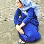 Shabnam Moghadami Instagram - . می شه یعنی؟ می شه پاییزمون خوب تر و روشن تر از بهار و‌تابستون مون شه؟ می شه این همه درد، این همه غم ، این همه ناکامی و ناامیدی رو باد ِ پاییز با خودش ببره؟ بعد ما نفس ِ راحت بکشیم و همه تلخی های پشت سرمونو فراموش کنیم؟ می شه پاییز معجزه کنه؟ می شه خدا با بارونایِ خزون برامون معجزه بفرسته؟ . آخ ! کاش یه منجم باشی می شناختم که می تونست بهم بگه گردش ِ فصل و ماه و سال ،حال من و این دنیا و همه ی آدما رو عوض می کنه...بگه وقتی سنبله به میزان می رسه ینی احوال دنیا و آدماش میزون می شه...متعادل ، عینِ دوتا کفه ی ترازو...راستکی م بگه نه الکی...منجم باشی سراغ ندارین ؟ چی می گین شما بهش؟ آسترولوژیست؟ اختر شناس؟ حالا هرچی!...سراغ ندارین برای درمون ناامیدی و بی فردایی چارتا جمله ی دل خوش کُنَک مهمون مون کنه؟ #پاییز #امید #آینده #فردا