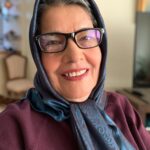 Shabnam Moghadami Instagram - این روزها...و دلتنگی ِ طاقت فرسا برای مادرم ...مادر ِ زیبا و مهربانم...که سلامتی و سایه ی همیشگی اش منتهای آرزویم است... . شکر برای بودنت و این همه خوب بودنت مامان خانوم . . روزگارم بد نیست. تکه نانی دارم، خرده هوشی، سر سوزن ذوقی مادری دارم، بهتر از برگ درخت دوستانی، بهتر از آب روان و خدایی که در این نزدیکی است لای این شب بوها، پای آن کاج بلند... .(سهراب سپهری ) . #مادر #دلتنگی
