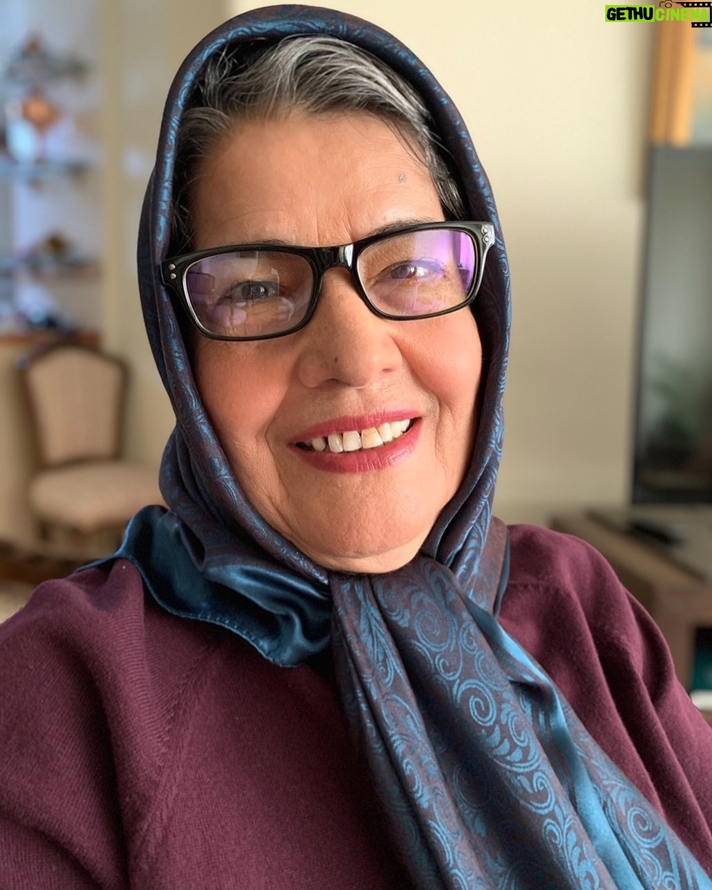 Shabnam Moghadami Instagram - این روزها...و دلتنگی ِ طاقت فرسا برای مادرم ...مادر ِ زیبا و مهربانم...که سلامتی و سایه ی همیشگی اش منتهای آرزویم است... . شکر برای بودنت و این همه خوب بودنت مامان خانوم . . روزگارم بد نیست. تکه نانی دارم، خرده هوشی، سر سوزن ذوقی مادری دارم، بهتر از برگ درخت دوستانی، بهتر از آب روان و خدایی که در این نزدیکی است لای این شب بوها، پای آن کاج بلند... .(سهراب سپهری ) . #مادر #دلتنگی