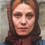 Shabnam Moghadami Instagram - . گاهی خواب ِ آدم هایی را که این سال ها بازی کرده ام می بینم...همه شان نه، اما بعضی هاشان جور ِ عجیبی برایم زنده اند.من فکر می کنم یک تکه از هر نقشی که بازیگر بازی اش می کند،بخشی از هر شخصیتی را که در خود زنده می کند، گوشه ای در ناخودآگاهش می ماند که بعدها در خواب هایش نمود پیدا می کند.دیشب اعظم ِ «ابد و یک روز » را خواب می دیدم .گفت پرواز دارد می خواهد برای همیشه برود از ایران. گفت محسن را هم با خود می برد و‌ داغش را به دل مرتضی و مامان و بقیه می گذارد.گفت نگو به کسی ...دلم می خواست سراغ سمیه و شهناز و‌ نوید و لیلا را بگیرم ، مهلت نداد. آمدیم زیر ِ برج آزادی توی چمن ها دراز کشیدیم، گفت اینجا هیچی تمومی نداره ! از ظرف ِ کثیف بگیر تا نیش و‌کنایه های همه به هم... اینجا هشت ساله شبا تصمیم می‌گیرن همه چیو عوض کنن، صبا یادشون میره، اینجا کسی عوض بشو نیست. اینجا همه چی ادامه داره... . عکس را امیرحسین شجاعی برداشته از اعظم، در پاییز ۹۴ در تهران. . طراح چهره پردازی ، سعید ملکان و مجری آن طاهره مهدوی یار است. . «ابد و یک روز» فیلمی ست از سعید روستایی که در سی و پنجمین جشنواره ی فیلم فجر( در سال ۹۴) بسیار افتخار آفرید و من اعظمش را بازی می کردم. #ابدویک_روز @saeedroustaee @navidmohammadzadeh @masoumeh_rahmani82 @paymanmaadi @ali.ghazii @taherehmahdaviyar @parinazizadyar @mahdighorbaniofficial