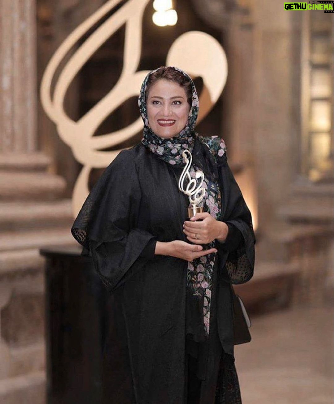 Shabnam Moghadami Instagram - . شهره خانوم ِ «هیولا» دیشب از جشن حافظ جایزه گرفت و تشویق شد و من خیلی خوشحال شدم . برای شهره ، برای خالقش و برای نقشی که دوستش دارم. . جایزه همیشه شیرین و دلچسبه ...هر چند تاشو که داشته باشی و هر چند سالت که باشه بازم جایزه گرفتن دل خوشت می کنه و خنده به لبت می آره...ممنونم از داوران محترم ِجشن حافظ که برای سومین بار این تندیس ارزشمند رو در دست های من گذاشتن. تندیسی که نام ِ نامی ِ حضرت حافظ،ِ حامی و حافظ روح و قلب ِ من رو بر خودش داره نشانه ی خوب و روشنیه توی تاریکی و تلخی ِ این روزا . . ممنونم از همه ی عزیزانی که از شب ِ پیش من رو شرمنده ی محبت خودشون کردن. برای همگی تندرستی و شادی و موفقیت آرزو می کنم . . دوست تون دارم و شکر برای نعمتی که شماها هستین . . ممنون از آذر بانو معماریان که با زحمت و تلاش بسیار در حفظ میراث ِ فرهنگی هنری ِزنده یاد علی معلم کوشا هستن. . به امید ِ روز و روزگار ِ بهتر برای ما و همه ی دنیا. . #جشن_حافظ #هیولا #شبنم_مقدمی @donyayetassvir @azarmemarian_official .