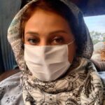 Shabnam Moghadami Instagram - . بی درد نبودیم هیچ وقت ِ روزگار. نسل ِ من بی غصه گی و فارغ بالی را به یاد نمی آورد، تا بوده غمی ، هراسی ، اضطرابی همراه جان مان بوده...آمدن و ماندگار شدن ِ کرونا تتمه ی جان و توان مان را هم گرفته...واضح است و همگی درک می کنیم. روزگارمان سخت بود و سخت تر هم شد .اما یادمان باشد برای ادامه راه چاره ای جز روشن نگاه داشتن ِ چراغ ِ امید در دل هامان نداریم.به امید ِ روزهای روشن بی هیچ بیماری ...به امیدِ بازگشتِ آرامش به ما و همه ی جهان مراقب هم ، مراقب ِ دیگران و عزیزان مان ، مراقب خودمان باشیم. . رعایت نکات بهداشتی را بی فایده نشماریم.دست شستن ِ مدام ، با حوصله و صحیح ،استفاده ی مداوم از ماسک ، عدم حضور در اجتماعات تا جای ممکن و رعایت دقیق ِهمه ی نکات ِ بهداشتی ای که همه ی ما هر روز چندین بار می خوانیم و می شنویم. می تواند از بیماری محفوظ مان بدارد. . برای هم دعا و آرزوهای خوب کنیم.باید از این مهلکه به یاری هم جان درببریم. . بلا و بیماری از همگان دور ، صحت و سلامت نزدیک. #من_ماسک_میزنم .