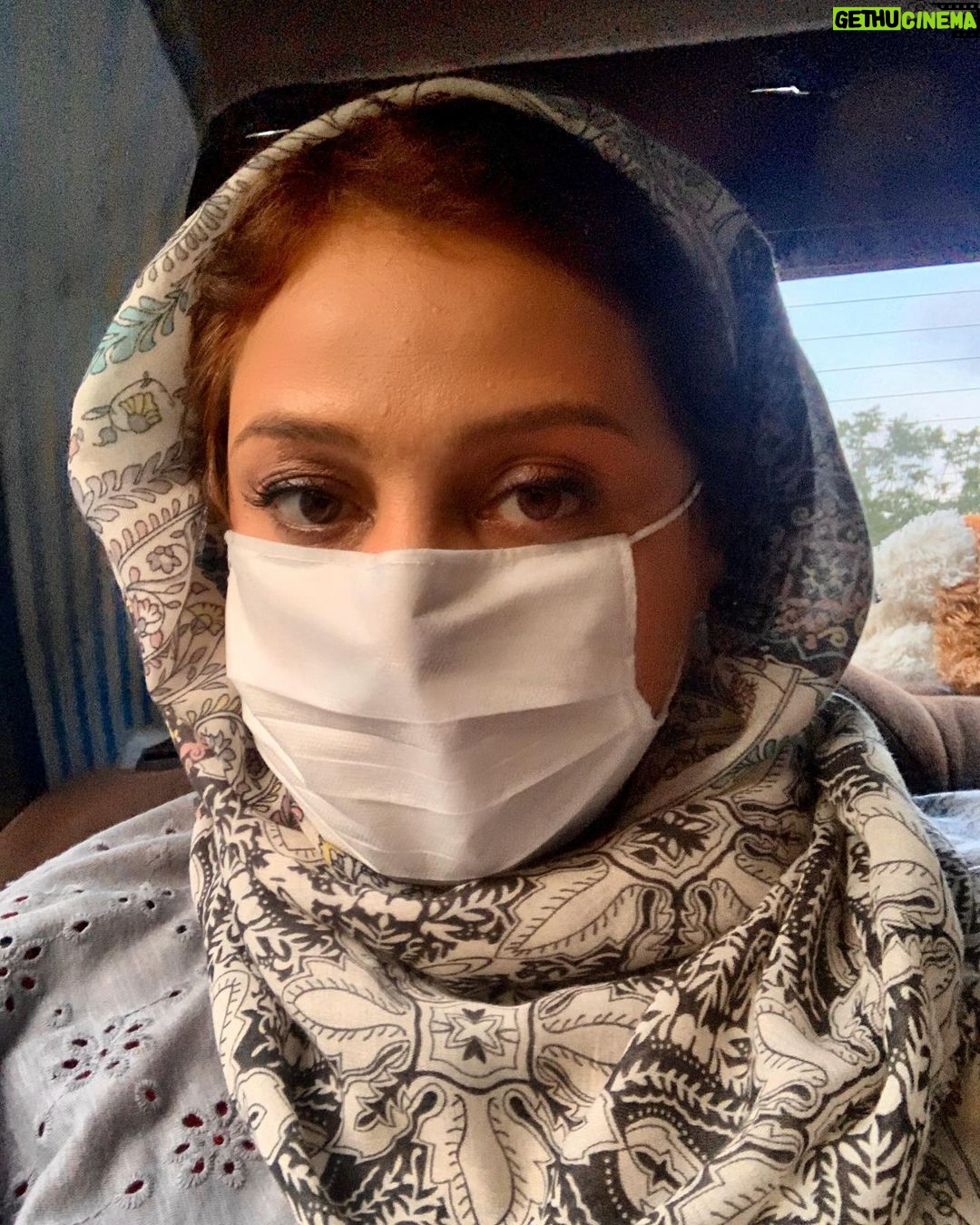 Shabnam Moghadami Instagram - . بی درد نبودیم هیچ وقت ِ روزگار. نسل ِ من بی غصه گی و فارغ بالی را به یاد نمی آورد، تا بوده غمی ، هراسی ، اضطرابی همراه جان مان بوده...آمدن و ماندگار شدن ِ کرونا تتمه ی جان و توان مان را هم گرفته...واضح است و همگی درک می کنیم. روزگارمان سخت بود و سخت تر هم شد .اما یادمان باشد برای ادامه راه چاره ای جز روشن نگاه داشتن ِ چراغ ِ امید در دل هامان نداریم.به امید ِ روزهای روشن بی هیچ بیماری ...به امیدِ بازگشتِ آرامش به ما و همه ی جهان مراقب هم ، مراقب ِ دیگران و عزیزان مان ، مراقب خودمان باشیم. . رعایت نکات بهداشتی را بی فایده نشماریم.دست شستن ِ مدام ، با حوصله و صحیح ،استفاده ی مداوم از ماسک ، عدم حضور در اجتماعات تا جای ممکن و رعایت دقیق ِهمه ی نکات ِ بهداشتی ای که همه ی ما هر روز چندین بار می خوانیم و می شنویم. می تواند از بیماری محفوظ مان بدارد. . برای هم دعا و آرزوهای خوب کنیم.باید از این مهلکه به یاری هم جان درببریم. . بلا و بیماری از همگان دور ، صحت و سلامت نزدیک. #من_ماسک_میزنم .