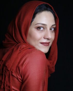 Shabnam Moghadami Instagram - .
به این جهان

به جستجوی کسی نیامده بودم

و از جهان

به جستجوی کسی نرفتم

خواستم

آنچه را که نمی یافتم

یافتم

آنچه را که نمی خواستم

شیرین و تلخ

لفظ های جهان را چشیدم

و سپاس گفتم

کدبانوی کور را
.
شمس لنگرودی.
.
عکس را پیام ایرایی برداشته.در روزگاری که حال و احوال ِ همه مان بهتر از این بود!
.
بهار ۱۳۸۵. تهران
.
ممنون از پیام ، برای فرستادنِ عکس های قدیمی.
#پیام_ایرایی #عکس_قدیمی