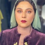 Shabnam Moghadami Instagram - . این تصویر ِ زن ِ میانسال ِ صبور و باتجربه و سرد و گرم ِ روزگار چشیده‌ایه که گرچه دیر اما بالاخره یه چیزایی تو مکتب ِ روزگار آموخته.شاکره که دست ْخالی نیست و اگه جوونی و ساده‌دلی‌شو داده و سختی کشیده،آخرالامر یه چیزایی در چنته داره برای ادامه راه.خیلی باورنکردن ِ آدما و خیلی اعتماد نکردن به اون‌چه می‌بینه و می‌شنوه و ساده نپذیرفتن ِهرچیز و هرخبر و هر جریان و هرگفته و نقل ِ قول رو یاد گرفته…یه گوش در یکی دروازه بودن رو هم…ندیدن ِ ظاهر ِ به ظاهر خیرخواه رو هم…بالاخره بعد ِ عمری، گرچه دیر اما فهمیده آدما چندتا رو می‌تونن داشته باشن…چند وجه، چند بُعد!…و یاد گرفته در مواجهه با هرکدوم از اضلاع! کدوم ضلع ِ خودش رو بروز بده!…این زن ،گرچه ِ شاگرد ِ خوب ِ روزگار نبوده که هیچ! گاهی خنگم تشریف داشته!اما بالاخره بازیای روزگار و آدماش و شناخته…قاطی بازی نشده و نمی‌شه…اما دیگه می‌بینه و می‌شناسه این بازیا رو ،مریضیارو…هزار رویی‌ها رو. راستی چه آرامشی داره میانسالی…جوون که بودم به دیدنِ هر نامردی و نازنی و نامردمی‌ای برآشفته می‌شدم…حالا دیگه نه!…درس می‌گیرم و درس پس می‌دم به روزگار… . مرا عهدیست با جانان که تا جان در بدن دارم هواداران کویش را چو جان خویشتن دارم صفای خلوت خاطر از آن شمع چو گل جویم فروغ چشم و نور دل از آن ماه ختن دارم به کام و آرزوی دل چو دارم خلوتی حاصل چه فکر از خبث بدگویان میان انجمن دارم مرا در خانه سروی هست کاندر سایه قدش فراغ از سرو بستانی و شمشاد چمن دارم گرم صد لشکر از خوبان به قصد دل کمین سازند بحمد الله و المنه بتی لشکرشکن دارم سزد کز خاتم لعلش زنم لاف سلیمانی چو اسم اعظمم باشد چه باک از اهرمن دارم اینم نصیحت حضرت ِ حافظ ِ جان. دیگه حرفی برای گفتن نیست. تمام و والسلام.