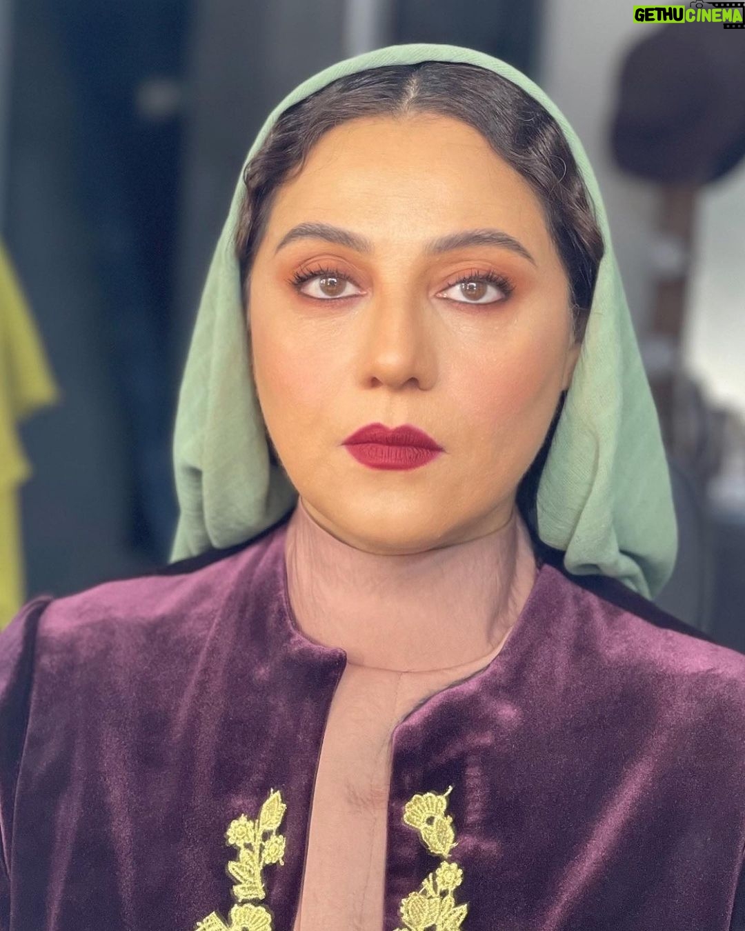 Shabnam Moghadami Instagram - . این تصویر ِ زن ِ میانسال ِ صبور و باتجربه و سرد و گرم ِ روزگار چشیدهایه که گرچه دیر اما بالاخره یه چیزایی تو مکتب ِ روزگار آموخته.شاکره که دست ْخالی نیست و اگه جوونی و سادهدلیشو داده و سختی کشیده،آخرالامر یه چیزایی در چنته داره برای ادامه راه.خیلی باورنکردن ِ آدما و خیلی اعتماد نکردن به اونچه میبینه و میشنوه و ساده نپذیرفتن ِهرچیز و هرخبر و هر جریان و هرگفته و نقل ِ قول رو یاد گرفته…یه گوش در یکی دروازه بودن رو هم…ندیدن ِ ظاهر ِ به ظاهر خیرخواه رو هم…بالاخره بعد ِ عمری، گرچه دیر اما فهمیده آدما چندتا رو میتونن داشته باشن…چند وجه، چند بُعد!…و یاد گرفته در مواجهه با هرکدوم از اضلاع! کدوم ضلع ِ خودش رو بروز بده!…این زن ،گرچه ِ شاگرد ِ خوب ِ روزگار نبوده که هیچ! گاهی خنگم تشریف داشته!اما بالاخره بازیای روزگار و آدماش و شناخته…قاطی بازی نشده و نمیشه…اما دیگه میبینه و میشناسه این بازیا رو ،مریضیارو…هزار روییها رو. راستی چه آرامشی داره میانسالی…جوون که بودم به دیدنِ هر نامردی و نازنی و نامردمیای برآشفته میشدم…حالا دیگه نه!…درس میگیرم و درس پس میدم به روزگار… . مرا عهدیست با جانان که تا جان در بدن دارم هواداران کویش را چو جان خویشتن دارم صفای خلوت خاطر از آن شمع چو گل جویم فروغ چشم و نور دل از آن ماه ختن دارم به کام و آرزوی دل چو دارم خلوتی حاصل چه فکر از خبث بدگویان میان انجمن دارم مرا در خانه سروی هست کاندر سایه قدش فراغ از سرو بستانی و شمشاد چمن دارم گرم صد لشکر از خوبان به قصد دل کمین سازند بحمد الله و المنه بتی لشکرشکن دارم سزد کز خاتم لعلش زنم لاف سلیمانی چو اسم اعظمم باشد چه باک از اهرمن دارم اینم نصیحت حضرت ِ حافظ ِ جان. دیگه حرفی برای گفتن نیست. تمام و والسلام.