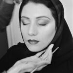 Shabnam Moghadami Instagram - ...صدایی بودم من ــ شکلی میانِ اشکال ــ، و معنایی یافتم. من بودم و شدم... . عکس ها ، عباس عطار . . سال ۱۳۸۲.تهران. تئاتر شهر . اتاق گریم . وقتی برای نمایش « کبوتری ناگهان ...» گریم می شدم. دست ها ، دست های سارا اسکندری ست ، طراح ِ چهره پردازی ِاین نمایش. . شعر ، بامداد ِ جان. . با سپاس از @aynehmagazine برای ارسال عکس ها. #عباس_عطار #پشت_صحنه #سارا_اسکندری #احمد_شاملو