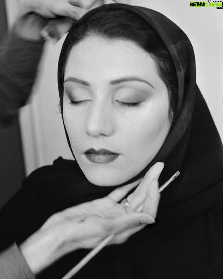 Shabnam Moghadami Instagram - ...صدایی بودم من ــ شکلی میانِ اشکال ــ، و معنایی یافتم. من بودم و شدم... . عکس ها ، عباس عطار . . سال ۱۳۸۲.تهران. تئاتر شهر . اتاق گریم . وقتی برای نمایش « کبوتری ناگهان ...» گریم می شدم. دست ها ، دست های سارا اسکندری ست ، طراح ِ چهره پردازی ِاین نمایش. . شعر ، بامداد ِ جان. . با سپاس از @aynehmagazine برای ارسال عکس ها. #عباس_عطار #پشت_صحنه #سارا_اسکندری #احمد_شاملو