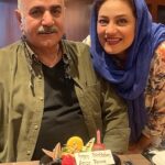 Shabnam Moghadami Instagram - . از شما بسیار آموختم آقا. نه فقط اخلاق حرفه ای ، نه فقط بازیگری ...که رسوم ِ انسانیت. بخشندگی و مهر ...تازه ماندن و کودکی... زادروزتان خجسته ستاره ی محبوب و بی ادا .سایه تان مستدام. . عکس مال ِ سال ِ پیش است.همین روز. عادل معمار نیا برداشت از ما. #پرویزپرستویی