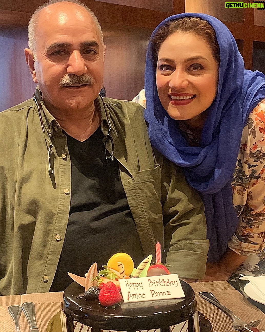 Shabnam Moghadami Instagram - . از شما بسیار آموختم آقا. نه فقط اخلاق حرفه ای ، نه فقط بازیگری ...که رسوم ِ انسانیت. بخشندگی و مهر ...تازه ماندن و کودکی... زادروزتان خجسته ستاره ی محبوب و بی ادا .سایه تان مستدام. . عکس مال ِ سال ِ پیش است.همین روز. عادل معمار نیا برداشت از ما. #پرویزپرستویی