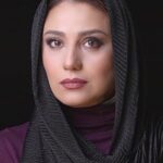 Shabnam Moghadami Instagram - . میانِ کتاب‌ها گشتم میانِ روزنامه‌های پوسیده‌ی پُرغبار، در خاطراتِ خویش در حافظه‌ ای که دیگر مدد نمی‌کند خود را جُستم و فردا را عجبا! جُستجوگرم من نه جُستجو شونده من این‌جایم و آینده در مشت‌های من . شعر ، بامداد ِ جان . عکس ، پیام ایرایی . مهرماه ۱۳۹۸.تهران