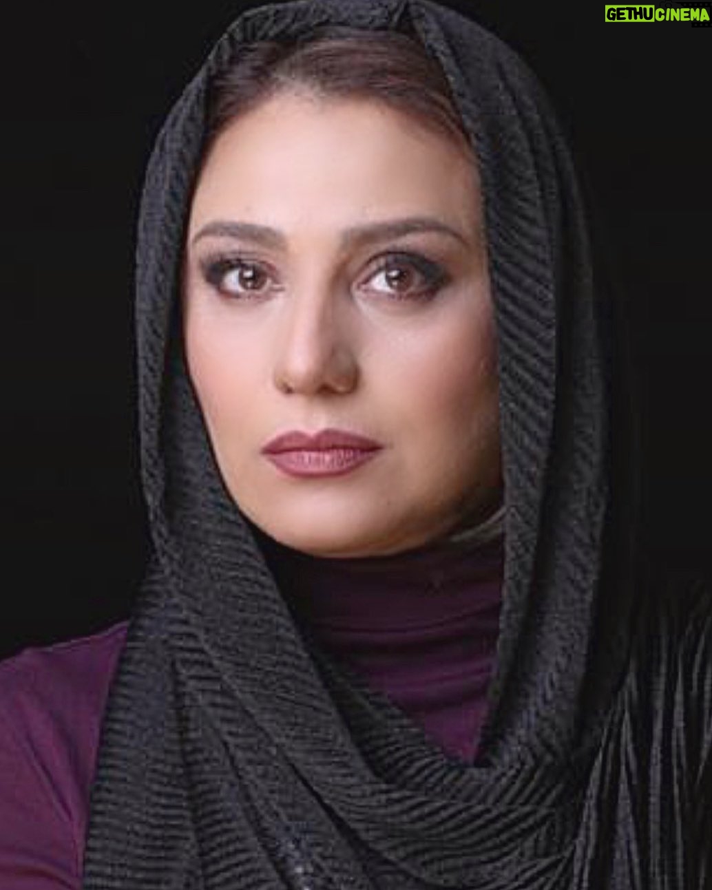 Shabnam Moghadami Instagram - . میانِ کتابها گشتم میانِ روزنامههای پوسیدهی پُرغبار، در خاطراتِ خویش در حافظه ای که دیگر مدد نمیکند خود را جُستم و فردا را عجبا! جُستجوگرم من نه جُستجو شونده من اینجایم و آینده در مشتهای من . شعر ، بامداد ِ جان . عکس ، پیام ایرایی . مهرماه ۱۳۹۸.تهران