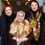 Shabnam Moghadami Instagram - روان تان روشن بانوی همیشه خوش رو و همیشه خوش خُلق...سفرتان آرام. صدای آرام بخش و چهره ی همیشه خندان تان فراموش مان نخواهد شد.به دور از دغدغه های بسیار ِاین روزگار ِ غریب ، در امن ِ آغوش پروردگار آسوده باشید خانم . . عکس مال چند ماه پیش است. در یکی از اکران های آخر ِ سوینا.پیش از آن که کوید ۱۹ فلج مان کند. گلاره پیش از نمایش فیلم برای خانم کیانفر جشن تولد گرفت.و این آخرین جشن تولدشان بود.برق چشم ها و شعف ِ کودکانه شان وقت بریدن کیک و فوت کردن شمع ها یادم نمی رود. . عکس را شهپر آرمات برداشت. #صدیقه_کیانفر #گلاره_عباسی #شبنم_مقدمی #پیشکسوتان_سینما
