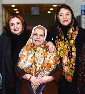Shabnam Moghadami Instagram - روان تان روشن بانوی همیشه خوش رو و همیشه خوش خُلق...سفرتان آرام. صدای آرام بخش و چهره ی همیشه خندان تان فراموش مان نخواهد شد.به دور از دغدغه های بسیار ِاین روزگار ِ غریب ، در امن ِ آغوش پروردگار آسوده باشید خانم .
.
عکس مال چند ماه پیش است. در یکی از اکران های آخر ِ سوینا.پیش از آن که کوید ۱۹ فلج مان کند. گلاره پیش از نمایش فیلم برای خانم کیانفر جشن تولد گرفت.و این آخرین جشن تولدشان بود.برق چشم ها و شعف ِ کودکانه شان وقت بریدن کیک و فوت کردن شمع ها یادم نمی رود.
.
عکس را شهپر آرمات برداشت.

#صدیقه_کیانفر #گلاره_عباسی #شبنم_مقدمی 
#پیشکسوتان_سینما