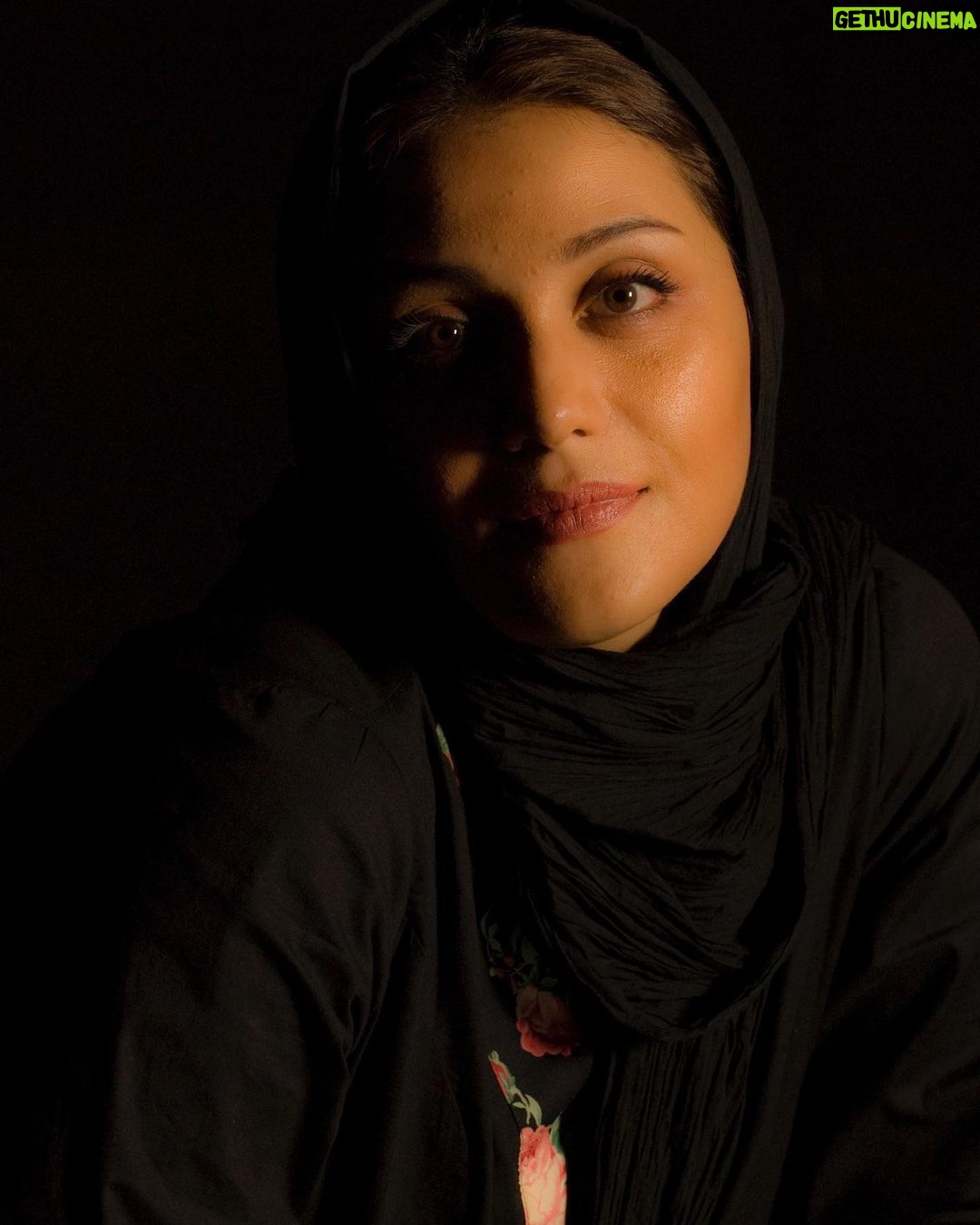 Shabnam Moghadami Instagram - به من بیاموز چگونه عطر به گل سرخش باز می گردد تا من به تو بازگردم مادر! به من بیاموز چگونه خاکستر، دوباره اخگر می شود و رودخانه، سرچشمه و آذرخش ها، ابر و چگونه برگ های پاییز دوباره به شاخه ها باز می گردد تا من به تو بازگردم مادر! . غادة السمان . عکس را ماهور موساییان برداشت، در مهر ماه سال ۱۳۸۹ ، در تهران. #غادة_السمان #نوستالژی #خاطرات