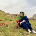 Shabnam Moghadami Instagram - به جست و جوی تو بر درگاه کوه می گریم، در آستانه ی دریا و علف. به جست و جوی تو در معبر بادها می گریم در چار راه فصول، در چارچوب شکسته ی پنجره یی که آسمان ابرآلوده را قابی کهنه می گیرد. به انتظار تصویر تو این دفتر خالی تا چند تا چند ورق خواهد خورد؟ جریان باد را پذیرفتن و عشق را که خواهر مرگ است- و جاودانگی رازش را با تو در میان نهاد. پس به هیات گنجی در آمدی: بایسته و آزانگیز گنجی از آن دست که تملک خاک را و دیاران را از این سان دل پذیر کرده است! نامت سپیده دمی ست که بر پیشانی آسمان می گذرد -متبرک باد نام تو!- و ما هم چنان دوره می کنیم شب را و روز را هنوز را... . تا جان و حال و‌ نا و نفسی هست ، با همه سختی و تلخی ِ ایام ، که نه می شود انکارش کرد نه فراموشش ! کاش بهره برداریم از زندگی و لحظه های گذرایش...کاش بشود ، کاش بتوانیم. . شعر ، سروده ی ا . بامداد ِ جان. اینجا ، روستای کُندُر ، میان ِ لاله ها...در بهار ِ غریب ِ امسال . . #احمد_شاملو #ابامداد #بهار#زندگی