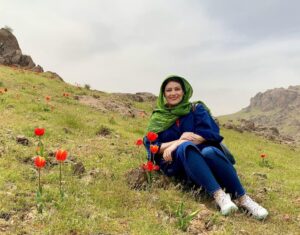 Shabnam Moghadami Instagram - به جست و جوی تو
بر درگاه کوه می گریم،
در آستانه ی دریا و علف.

به جست و جوی تو
در معبر بادها می گریم
در چار راه فصول،
در چارچوب شکسته ی پنجره یی
که آسمان ابرآلوده را
قابی کهنه می گیرد.

به انتظار تصویر تو
این دفتر خالی تا چند
تا چند
ورق خواهد خورد؟

جریان باد را پذیرفتن
و عشق را
که خواهر مرگ است-
و جاودانگی
رازش را
با تو در میان نهاد.
پس به هیات گنجی در آمدی:
بایسته و آزانگیز
گنجی از آن دست
که تملک خاک را و دیاران را
از این سان
دل پذیر کرده است!

نامت سپیده دمی ست که بر پیشانی آسمان می گذرد
-متبرک باد نام تو!- و ما هم چنان
دوره می کنیم
شب را و روز را
هنوز را...
.
تا جان و حال و‌ نا و نفسی هست ، با همه سختی و تلخی ِ ایام ، که نه می شود انکارش کرد نه فراموشش ! کاش بهره برداریم از زندگی و لحظه های گذرایش...کاش بشود ، کاش بتوانیم.
.
شعر ، سروده ی ا . بامداد ِ جان.
اینجا ، روستای کُندُر ، میان ِ لاله ها...در بهار ِ غریب ِ امسال .
.
#احمد_شاملو #ابامداد #بهار#زندگی
