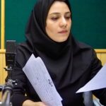 Shabnam Moghadami Instagram - همیشه و همه جا گفته ام، رادیو، برای هنرمندان ِ اهل ِ آن ، نه شهرت می آوَرَد و نه ثروت...رادیویی ها برای دل شان کار می کنند، واقعا ً و بی شعار ، تنها برای دل شان. . چهارم اردیبهشت ، روز ِ رادیو مبارک ِ اهلش، چه هنرمندان و چه علاقه مندانش. رادیو در ایران امروز ۸۰ساله شد. . عکس مال ِ سال ها پیش از این است. اوایل دهه ی هشتاد شاید.سال های فعالیت در رادیو. . به بهانه ی روز رادیو ، لطفاً مطلب زیر را در ارتباط با یک برنامه ی رادیویی (صدای عبرت) که قرار است بازتولید شود بخوانید: . با برنامه رادیویی «صدای عبرت »چقدر آشنا هستید؟ این برنامه از سال ۱۳۷۴ تا ۱۳۹۳ از رادیو پخش می شد و شنونده های بسیاری داشت .شنوندگان برنامه ،داستانهای واقعی زندگی شان را ،برای آقای کاظم برغمدی سبزواری نویسنده و کارگردان برنامه می فرستادند و ایشان این داستان ها را به صورت نمایش رادیویی ساخته و پرداخته می کردند و با بازی جمعی از هنرمندان خوب و به نامِ رادیو، سینما و تئاتر در قالب نمایش تقدیم شما می شد... حالا اگر دوست دارید این نمایشهای جذاب و عبرت آموز که اغلب در ارتباط با آسیبهای اجتماعی بودند و بی اغراق زندگی بسیاری را نجات داده بودند و همچنین نمایشهای جدیدی را که در آینده نزدیک تقدیم حضورتان می شود، بشنوید، لطفا صفحه اینستاگرام صدای عبرت رو به آدرس زیر پی بگیرید و صدای هنرمندان محبوب خود را در این نمایش ها بشنوید. مطمئن باشید از شنیدنشان لذت زیادی خواهید برد. . @sedaye_ebrat👉👉👉👉👉👉 #صدای_عبرت #کاظم_برغمدی_سبزواری#رادیو_ایران #روز_رادیو #نمایش_رادیویی