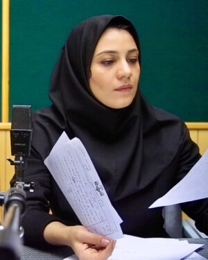 Shabnam Moghadami Instagram - همیشه و همه جا گفته ام، رادیو، برای هنرمندان ِ اهل ِ آن ، نه شهرت می آوَرَد و نه ثروت...رادیویی ها برای دل شان کار می کنند، واقعا ً و بی شعار ، تنها برای دل شان.
.
چهارم اردیبهشت ، روز ِ رادیو مبارک ِ اهلش، چه هنرمندان و چه علاقه مندانش. رادیو در ایران امروز ۸۰ساله شد.
.
عکس مال ِ سال ها پیش از این است. اوایل دهه ی هشتاد شاید.سال های فعالیت در رادیو.
.
به بهانه ی روز رادیو ، لطفاً مطلب زیر را در ارتباط با یک برنامه ی رادیویی (صدای عبرت) که قرار است بازتولید شود بخوانید:
.

با برنامه رادیویی «صدای عبرت »چقدر آشنا هستید؟ این برنامه از سال ۱۳۷۴ تا ۱۳۹۳ از رادیو پخش می شد و شنونده های بسیاری داشت .شنوندگان برنامه ،داستانهای واقعی زندگی شان را ،برای آقای کاظم برغمدی سبزواری نویسنده و کارگردان برنامه می فرستادند و ایشان این داستان ها را به صورت نمایش رادیویی ساخته و پرداخته می کردند و با بازی جمعی از هنرمندان خوب و به نامِ رادیو، سینما و تئاتر  در قالب نمایش تقدیم شما می شد... حالا اگر دوست دارید این نمایشهای جذاب و عبرت آموز که اغلب در ارتباط با آسیبهای اجتماعی بودند و بی اغراق زندگی بسیاری را نجات داده بودند و  همچنین نمایشهای جدیدی را که در آینده نزدیک تقدیم حضورتان می شود، بشنوید، لطفا صفحه اینستاگرام صدای عبرت رو به آدرس زیر پی بگیرید و صدای هنرمندان محبوب خود را در این نمایش ها بشنوید. مطمئن باشید از شنیدنشان لذت زیادی خواهید برد.
.

@sedaye_ebrat👉👉👉👉👉👉
#صدای_عبرت #کاظم_برغمدی_سبزواری#رادیو_ایران #روز_رادیو 
#نمایش_رادیویی