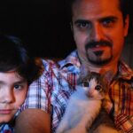 Shabnam Moghadami Instagram - توی عکس گردی های دوران قرنطینه پیداش کردم...مال ده سال پیشه. علی رضا و علاقه مندی هاش در یک قاب ! نعنا ، بچه گربه ای که بعدها هیچوقت مثلش رو ندیدیم ، بس که شیرین بود و‌ البته تخس! از اون بچه ها که مامان گربه هه به دلایلی رهاش می کنه و می ره...علی رضا انقدر بهش رسید تا شد این خانومی که می بینین اینجور قشنگ به دوربین نگاه می کنه!...هیربد اولیایی که الان برای خودش آقایی شده ، از اون پسر بچه های کم نظیر ، با هوش و مهربون و‌ مودب ...همه چی تموم ، امسال می ره دانشگاه که یه آرتیست تمام عیار بشه. نکته : . همیشه می دونستم عکس چیز ِ خیلی خوبیه ، این روزا بیشتر قدر عکسامو می دونم. عکس رو هانا کامکار برداشته. اون روزا که گوشی ها دوربین نداشتن ، یا دوربین درست حسابی نداشتن ، هانا همیشه یه دوربین حرفه ای همراهش بود و عکسای عالی می گرفت. . روی سی دی ِ عکس نوشته ، کردان. خرداد ۸۹ . خواستم حال و‌ هوای صفحه م عوض بشه، شیرین بشه اوقات مون با خاطرات شیرین گذشته...این عکس گزینه ی خوبی بود. . #نوستالژی#دیروزها #خاطرات .