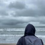 Shabnam Moghadami Instagram - . به خودم می‌گم نگاه کن… خزر ِ زیبای ِ ایران رو خوب نگاه کن! نگاه کن و تصویر ِ ابهت و زیبایی‌شو به خاطر بسپار…موج‌هاشو،پرنده‌هاشو،ابرهاشو توی حافظه‌ت نگه دار… می‌گن داره میره،داره می‌میره…داره خاطره‌ می‌شه مث ِدریاچه ارومیه،که یه وقتی نگین ِ سبز ِ ایران بود… نگاه کن تا هست.بذار اقلا تصویرش برای خاطره‌ت باقی بمونه.خودش که می‌گن دیر یا زود رفتنیه… نگاه کن که بعدها چیزی برای تعریف کردن برای نسل ِ آینده داشته باشی… بگی یه وقتی اینجا یه دریایی بود…بزرگ‌ترین دریاچه‌ی دنیا،بحر ِ خزر. نگاه می‌کنم…خزر رو با چشمای پرآب نگاه می‌کنم و آرزو می‌کنم ای کاش چشم‌هام، چشم‌هامون،این‌قدر اشک داشت که برای خزر و ارومیه و هامون و…بس می‌شد… . عکس،مال ِ زمستون ِ سال ِ پیشه.وقتی هنوز این‌قدر عیان و عریان از مرگ ِ خزر باهامون حرف نزده بودن…شریان‌های حیاتی‌ش رو…رودهای جان‌بخشش رو قطع نکرده بودن،یا کرده بودن و به ما نگفته بودن! . عکس از بهنام کریمی عزیز. #دریای_خزر #دریاچه_ارومیه @behnam__karimi