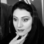 Shabnam Moghadami Instagram - ...صدایی بودم من ــ شکلی میانِ اشکال ــ، و معنایی یافتم. من بودم و شدم... . عکس ها ، عباس عطار . . سال ۱۳۸۲.تهران. تئاتر شهر . اتاق گریم . وقتی برای نمایش « کبوتری ناگهان ...» گریم می شدم. دست ها ، دست های سارا اسکندری ست ، طراح ِ چهره پردازی ِاین نمایش. . شعر ، بامداد ِ جان. . با سپاس از @aynehmagazine برای ارسال عکس ها. #عباس_عطار #پشت_صحنه #سارا_اسکندری #احمد_شاملو