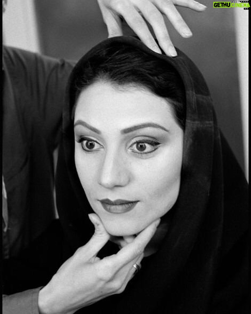 Shabnam Moghadami Instagram - ...صدایی بودم من ــ شکلی میانِ اشکال ــ، و معنایی یافتم. من بودم و شدم... . عکس ها ، عباس عطار . . سال ۱۳۸۲.تهران. تئاتر شهر . اتاق گریم . وقتی برای نمایش « کبوتری ناگهان ...» گریم می شدم. دست ها ، دست های سارا اسکندری ست ، طراح ِ چهره پردازی ِاین نمایش. . شعر ، بامداد ِ جان. . با سپاس از @aynehmagazine برای ارسال عکس ها. #عباس_عطار #پشت_صحنه #سارا_اسکندری #احمد_شاملو