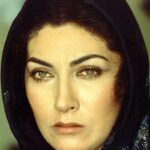 Shabnam Moghadami Instagram - . شما من را نمی‌شناسید بانو…من که به عرصه رسیدم شما عزلت گزیده بودید از بخت ِ بَدم. کنارتان روی صحنه و مقابل ِ دوربین کار کردن که هیچ،دیدارتان هم ممکن نبود… شما من را نمی‌شناسید.اما من چرا…خوب‌ می‌شناسم‌تان. صد بار، بیشتر «آفاق» ِ درخشان ِ «نرگس» را بهت زده و حیران ِ شما،دیده‌ام…سیصد بار «فروغ الزمان» ِ «پرده‌ی آخر» را. آن‌قدر با«ماه‌منیر» ِ«مادر»،وقت ِ سربه دامان ِ مادر گذاشتن اشک ریخته‌ام که نگو!…آن‌قدر «مونس»ِ بی‌پناه ِ «سرب»را در آغوش ِ خیالم کشیده‌ام که نپرس! نمی‌دانید چقدر خواب ِ شما شدن…مثل ِ شما شدن را دیده‌ام‌ همه‌ی سال‌های نوجوانی و جوانی…چقدر تمرین شما شدن کرده‌ام توی خیالم…مثل ِ شما زیبا شدن که ممکن نبود،می‌شد فقط نگاه‌تان کرد و سپس تحسین… شما نه فقط زیبا که باشکوه،باوقار و خاص بودید روی پرده…روی صحنه…در هر نقش…شما بهترین بودید. می‌گویند کُما،وضعیتی‌ست عجیب میان ِ این جهان و آن جهان و هرکه در این حال قرار می‌گیرد انگار میان ِ پُلی ایستاده باشد که یک سویش ماییم و یک سویش آن‌ها که رفته‌اند.می‌گویند شما در این حال که هستید می‌شنوید صدای ما را… گوش‌تان با من است بانو؟ بانو من سال‌ها به شما نگاه کردم…به دقت و به قصد ِ آموختن…و از شما بسیار آموختم.بازیگری آموختم که به جای خود…شما بهترین معلم ِ ندیده ام بودید. اما،به تلخی و روشنی آموختم مختصات ِ سینمای بی‌رحم ِ پرمدعا را…که به طرفه‌العینی حتی ستاره‌هایش را به باد ِ فراموشی می‌سپارد…پس آموختم بیش از حد دنیای دروغینش را باور نکنم…با چشم باز قدم بردارم و هشیار باشم. و این‌ها که شمردم آموزه‌های کمی نبود برای من که هرچه دارم تکه تکه و به سختی جمع کرده‌ام برای خودم…برای روزگارم،حرفه‌ام. ممنون شمایم بانو…تا همیشه ممنون شمایم. کاش قصد ِ بازگشت کنید …شما که جایی از کسی تنگ نکرده‌اید،کاش برگردید این سوی پل.گرچه خیری هم از دنیای این سو و آدم‌هایش ندیده‌اید!…اما کاش برگردید. #فریماه_فرجامی
