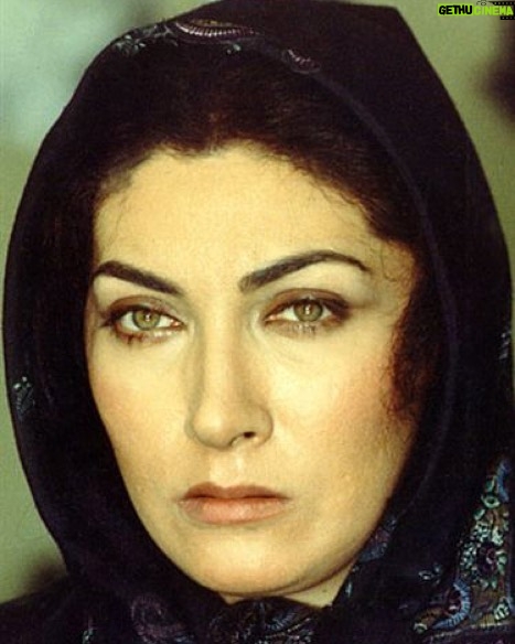 Shabnam Moghadami Instagram - . شما من را نمیشناسید بانو…من که به عرصه رسیدم شما عزلت گزیده بودید از بخت ِ بَدم. کنارتان روی صحنه و مقابل ِ دوربین کار کردن که هیچ،دیدارتان هم ممکن نبود… شما من را نمیشناسید.اما من چرا…خوب میشناسمتان. صد بار، بیشتر «آفاق» ِ درخشان ِ «نرگس» را بهت زده و حیران ِ شما،دیدهام…سیصد بار «فروغ الزمان» ِ «پردهی آخر» را. آنقدر با«ماهمنیر» ِ«مادر»،وقت ِ سربه دامان ِ مادر گذاشتن اشک ریختهام که نگو!…آنقدر «مونس»ِ بیپناه ِ «سرب»را در آغوش ِ خیالم کشیدهام که نپرس! نمیدانید چقدر خواب ِ شما شدن…مثل ِ شما شدن را دیدهام همهی سالهای نوجوانی و جوانی…چقدر تمرین شما شدن کردهام توی خیالم…مثل ِ شما زیبا شدن که ممکن نبود،میشد فقط نگاهتان کرد و سپس تحسین… شما نه فقط زیبا که باشکوه،باوقار و خاص بودید روی پرده…روی صحنه…در هر نقش…شما بهترین بودید. میگویند کُما،وضعیتیست عجیب میان ِ این جهان و آن جهان و هرکه در این حال قرار میگیرد انگار میان ِ پُلی ایستاده باشد که یک سویش ماییم و یک سویش آنها که رفتهاند.میگویند شما در این حال که هستید میشنوید صدای ما را… گوشتان با من است بانو؟ بانو من سالها به شما نگاه کردم…به دقت و به قصد ِ آموختن…و از شما بسیار آموختم.بازیگری آموختم که به جای خود…شما بهترین معلم ِ ندیده ام بودید. اما،به تلخی و روشنی آموختم مختصات ِ سینمای بیرحم ِ پرمدعا را…که به طرفهالعینی حتی ستارههایش را به باد ِ فراموشی میسپارد…پس آموختم بیش از حد دنیای دروغینش را باور نکنم…با چشم باز قدم بردارم و هشیار باشم. و اینها که شمردم آموزههای کمی نبود برای من که هرچه دارم تکه تکه و به سختی جمع کردهام برای خودم…برای روزگارم،حرفهام. ممنون شمایم بانو…تا همیشه ممنون شمایم. کاش قصد ِ بازگشت کنید …شما که جایی از کسی تنگ نکردهاید،کاش برگردید این سوی پل.گرچه خیری هم از دنیای این سو و آدمهایش ندیدهاید!…اما کاش برگردید. #فریماه_فرجامی