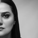 Shabnam Moghadami Instagram - . اینک موج سنگین گذر زمان است که در من می‌گذرد اینک موج سنگین گذر زمان است که چون جوبار آهن در من می‌گذرد اینک موج سنگین گذر زمان است که چون دریائی از پولاد و سنگ در من می‌گذرد… در گذرگاه نسیم سرودی دیگرگونه آغاز کرده‌ام در گذرگاه باران سرودی دیگرگونه آغاز کرده‌ام در گذرگاه سایه سرودی دیگرگونه آغاز کرده‌ام نیلوفر و باران در تو بود خنجر و فریادی در من فواره و رؤیا در تو بود تالاب و سیاهی در من در گذرگاهت سرودی دیگرگونه آغاز کردم من برگ را سرودی کردم سر سبز تر ز بیشه من موج را سرودی کردم پرنبض تر ز انسان من عشق را سرودی کردم پر طبل تر زمرگ سر سبز تر ز جنگل من برگ را سرودی کردم پرتپش تر از دل دریا من موج را سرودی کردم پر طبل تر از حیات من مرگ را سرودی کردم سروده‌ی #احمد_شاملو از دفتر ِ «آیدا در آینه» عکس از مجید ریاحی.تهران.بهار ِچهارصدو دو . #ا_بامداد #آیدا_در_آینه @majidriyahiphotography