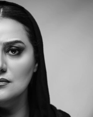 Shabnam Moghadami Instagram - .
اینک موج سنگین گذر زمان است 
که در من می‌گذرد
اینک موج سنگین گذر زمان است 
که چون جوبار آهن در من می‌گذرد
اینک موج سنگین گذر زمان است 
که چون دریائی از پولاد و سنگ 
در من می‌گذرد…

در گذرگاه نسیم سرودی دیگرگونه آغاز کرده‌ام
در گذرگاه باران سرودی دیگرگونه آغاز کرده‌ام
در گذرگاه سایه سرودی دیگرگونه آغاز کرده‌ام

نیلوفر و باران در تو بود
خنجر و فریادی در من
فواره و رؤیا در تو بود
تالاب و سیاهی در من
در گذرگاهت 
سرودی دیگرگونه آغاز کردم

من برگ را سرودی کردم
سر سبز تر ز بیشه
من موج را سرودی کردم
پرنبض تر ز انسان
من عشق را سرودی کردم
پر طبل تر زمرگ
سر سبز تر ز جنگل
من برگ را سرودی کردم
پرتپش تر از دل دریا
من موج را سرودی کردم

پر طبل تر از حیات
من مرگ را
سرودی کردم

سروده‌ی #احمد_شاملو
از دفتر ِ «آیدا در آینه»
عکس از مجید ریاحی.تهران.بهار ِچهارصدو دو
.
#ا_بامداد
#آیدا_در_آینه
@majidriyahiphotography