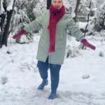 Shabnam Moghadami Instagram - . به وقت ِ سعد ِ سیزدهم بهمن‌ماه… به وقت ِ شادی‌های کوچک ِ از یادرفته… به وقت ِ برف و یاد ِکودکانگی های ِدور… به‌وقت ِ شُکر و کمی آرامش… به وقت ِ تعطیلی ِ نا‌به‌هنگامی که برف باعثش شد…مثل سال‌های مدرسه. . #برف_نو_سلام #برف