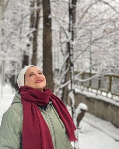 Shabnam Moghadami Instagram - . به وقت ِ سعد ِ سیزدهم بهمن‌ماه… به وقت ِ شادی‌های کوچک ِ از یادرفته… به وقت ِ برف و یاد ِکودکانگی های ِدور… به‌وقت ِ شُکر و کمی آرامش… به وقت ِ تعطیلی ِ نا‌به‌هنگامی که برف باعثش شد…مثل سال‌های مدرسه. . #برف_نو_سلام #برف