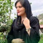 Shabnam Moghadami Instagram - . دختران دشت ! دختران انتظار ! دختران امید تنگ در دشت بی کران و آرزوهای بی کران در خلق های تنگ …از زره جامه تان اگر بشکوفید باد دیوانه یال بلند اسب تمنا را آشفته کرد خواهد ... . خطا هم اگر کرده بود…(که نکرده بود!)این بود جزایش؟…این کجا رسم ِ مسلمانی‌ست؟ این کجا رسم ِ انسانیت است؟کجا رسم ِ خواهری و برادری و هموطنی‌ست آخر؟ . طفلکم…دخترکم…مهسای زیبا…با ما برای بیداری ِوجدان خفته‌ی آن‌ها که با تو چنین کردند،دعا کن. . #مهسا_امینی