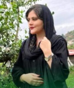 Shabnam Moghadami Instagram - . دختران دشت ! دختران انتظار ! دختران امید تنگ در دشت بی کران و آرزوهای بی کران در خلق های تنگ …از زره جامه تان اگر بشکوفید باد دیوانه یال بلند اسب تمنا را آشفته کرد خواهد ... . خطا هم اگر کرده بود…(که نکرده بود!)این بود جزایش؟…این کجا رسم ِ مسلمانی‌ست؟ این کجا رسم ِ انسانیت است؟کجا رسم ِ خواهری و برادری و هموطنی‌ست آخر؟ . طفلکم…دخترکم…مهسای زیبا…با ما برای بیداری ِوجدان خفته‌ی آن‌ها که با تو چنین کردند،دعا کن. . #مهسا_امینی