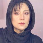 Shabnam Moghadami Instagram - . برای من زیستن به جای آدم‌های دیگه…در قالب ِکسان ِ دیگه… یک تعریف ِ شخصی از مفهوم ِ زندگی در جهان‌های موازیه.این که موازی با زندگی ِ شخصی،بتونی یکی‌دیگه هم باشی و در واقع خودت رو بین دو نفر قسمت کنی جالب و جذاب و البته سخته! اصلا به گمان من،جذابیت بازیگری در همینه : امکان ِ بیش از یک‌بار زیستن در طول ِ یک عمر.اینو قبلا هم گفتم. فارغ از زمان و مکان،فارغ از زشتی و زیبایی ، فارغ از سن و سال…فارغ از اینکه چقدر شخصیت‌هایی که بازی می‌کنم از خود ِ واقعی‌ام دورن یا نزدیک،تجربه کردن ِ زیست ِ آدم‌های مختلف برام بسیار جذابه و سعی‌ می‌کنم از دستش ندم.سختی‌هاش رو هم به جون می‌خرم و از زیستن در جهان ِ آدم‌های دیگه لذت می‌برم. اینه که به زعم ِ بسیاری و البته خودم، من نقش‌ها رو بازی نمی‌کنم ،زندگی‌شون می‌کنم. . زندگی به جای «فروغ فرشباف»،نویسنده ‌ی عاشق‌پیشه‌ی غمگین ِ «بی‌گناه»،با همه فراز و فرودش،برایم بسیار خواستنی بود.امیدوارم شما هم دوستش بدارید. . . #بی_گناه #فروغ_فرشباف #بازیگری #دلنوشته @foroughfarshbaf