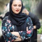 Shabnam Moghadami Instagram – .
روزی ما دوباره کبوتر هایمان را پیدا خواهیم کرد

و مهربانی دست زیبایی را خواهد گرفت …

روزی که کمترین سرود

بوسه است

و هر انسان

برای هر انسان

برادری است

روزی که دیگر درهای خانه شان را نمی بندند

قفل

افسانه‌ای‌ست

وقلب

برای زندگی بس است …

روزی که معنای هر سخن 
دوست داشتن است

تا تو به خاطر آخرین حرف دنبال سخن نگردی.

روزی که آهنگ هر حرف

زندگی ست…

تا من به خاطر آخرین شعر رنج جست و جوی قافیه نبرم.

روزی که هر لب ترانه یی ست

تا کمترین سرود ، بوسه باشد …

روزی که تو بیایی …برای همیشه بیایی

و مهربانی با زیبایی یکسان شود …

روزی که ما دوباره برای کبوترهایمان دانه بریزیم . . .

و من آن روز را انتظار می کشم

حتی روزی که دیگر نباشم…
.
شعر،سروده‌ی احمد شاملو، از دفتر شعر «هوای تازه».
عکس،به تاریخ بیست و هفتم تیر ماه سال ِ یکم از قرن ِ تازه…که محمد‌رضا عبدلی برداشت از من،در تهران.
.
#احمد_شاملو
#محمد_رضا_عبدلی
#شعر_نو
@mreza_abdoli