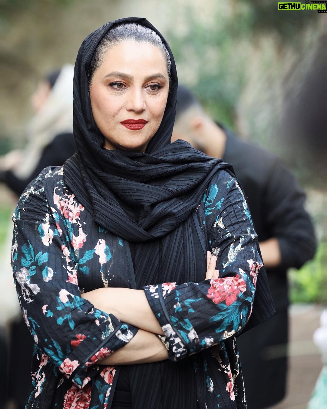 Shabnam Moghadami Instagram - . روزی ما دوباره کبوتر هایمان را پیدا خواهیم کرد و مهربانی دست زیبایی را خواهد گرفت … روزی که کمترین سرود بوسه است و هر انسان برای هر انسان برادری است روزی که دیگر درهای خانه شان را نمی بندند قفل افسانهایست وقلب برای زندگی بس است … روزی که معنای هر سخن دوست داشتن است تا تو به خاطر آخرین حرف دنبال سخن نگردی. روزی که آهنگ هر حرف زندگی ست… تا من به خاطر آخرین شعر رنج جست و جوی قافیه نبرم. روزی که هر لب ترانه یی ست تا کمترین سرود ، بوسه باشد … روزی که تو بیایی …برای همیشه بیایی و مهربانی با زیبایی یکسان شود … روزی که ما دوباره برای کبوترهایمان دانه بریزیم . . . و من آن روز را انتظار می کشم حتی روزی که دیگر نباشم… . شعر،سرودهی احمد شاملو، از دفتر شعر «هوای تازه». عکس،به تاریخ بیست و هفتم تیر ماه سال ِ یکم از قرن ِ تازه…که محمدرضا عبدلی برداشت از من،در تهران. . #احمد_شاملو #محمد_رضا_عبدلی #شعر_نو @mreza_abdoli