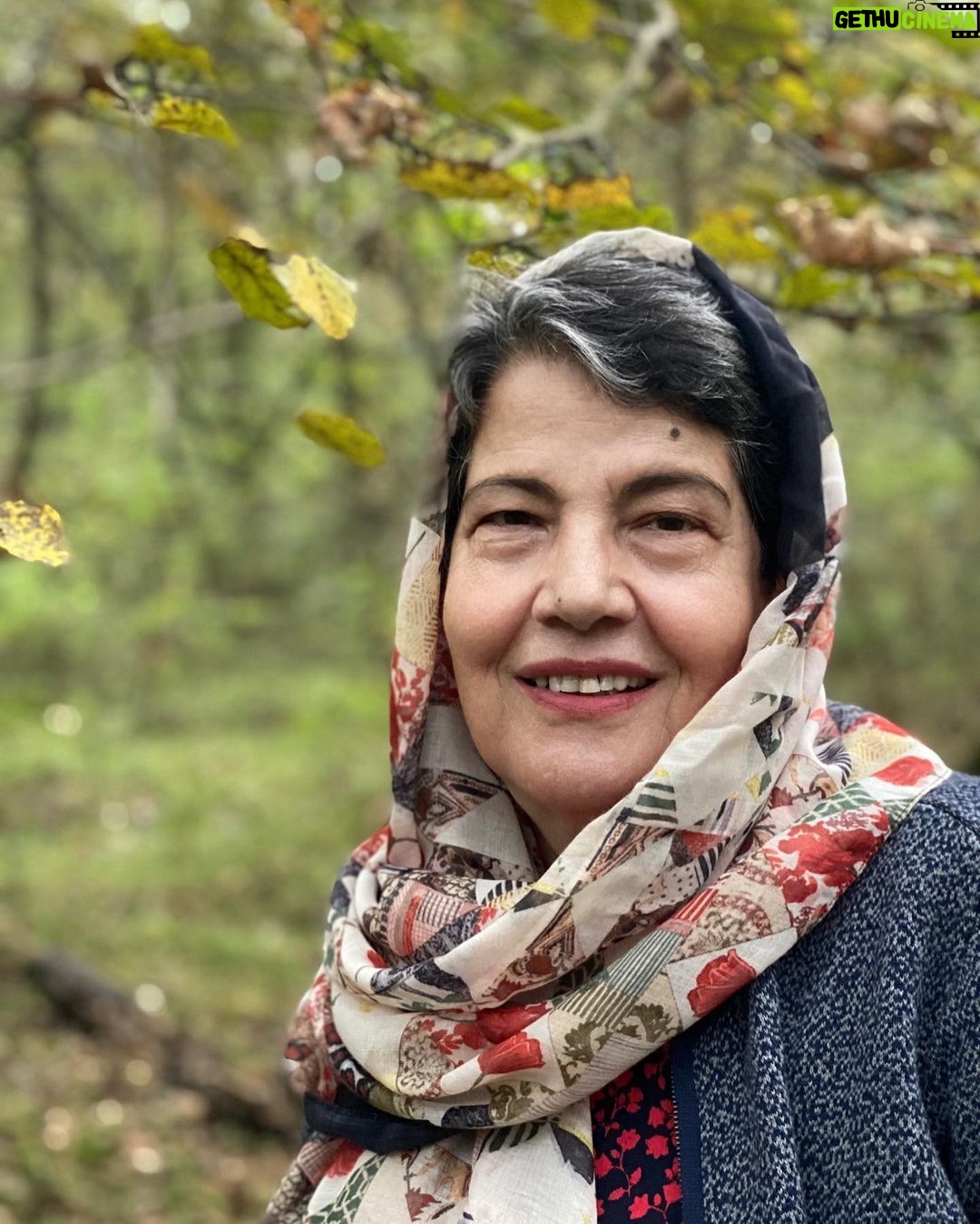 Shabnam Moghadami Instagram - . مادرم آدم ِ خوبیست،زنی خاص و پیشرو…با دلی دریایی و مهربان.از آن آدمهاست که جهان به اعتبار ِ حضورشان زیباتر و خوشرنگتر میشود…مادرم زن ِ خوبیست.این را نه من بگویم که فرزند ِ اویم،همهکسانی که میشناسندش،می دانند و معترفند. زادروز ِ مادرم که از زنان ِ نیک روزگار است،مبارک. . #مادر @kobijalali27