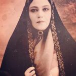Shabnam Moghadami Instagram – .
این عکس میتواند عکس ِمادر ِ مادر بزرگم باشد…مثلا.
که شاید این اصلا اولین برخوردش با دستگاه فوتوغراف بوده!(توی نگاهش یک نشناختنی هست…یک ترسی میشود گفت حتی)
کسی چه میداند؟
شاید مثلا آنتوان خان سوروگین این عکس را برداشته اصلاً.در اواخر ِ عمر ِ قاجارها…توی عکاسخانهاش،در خیابان علاءالدولهی تهران، مثلا صد سال پیش از این.
میشد من حالا،یعنی صدسال بعد،این عکس را لا لووی ِ کتابْکهنهها و ورقپارهها و سَنَدْ مَنَدْ های توی اشکاف ِ خانهی مادربزرگم پیدا کنم،بَرَش دارم ببرم پیش مادرم و بگویم نگاه! چقدر شبیه این زنم من!
.
این عکس خود ِ من است اما،که با نقشی مسافر ِ زمان بودهام.در مجموعهای که به زودی میهمان ِ چشم و نگاه ِ شماست.گفتن ِ نامش هم بماند به وقتش.
.
آنتوان سوروگین هم نام عکاسی روستبار است که از دورهی ناصرالدینشاه قاجار، تا اوایل ِ پهلوی ِ اول در ایران می زیسته.دربارهاش بخوانید،دانستن دربارهی کرد و کارش خالی از لطف نیست.
.
این عکس را البته،ایشان برنداشتهاند و عکاس پروژهمان برداشتهاند.