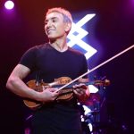 Shadmehr Aghili Instagram - لحظه شمارى ميكنم ديدار با شما رو. ظرفیت برنامه استانبول تکمیل شد ، قراره یک شب به یاد موندی رو کنار هم بگذرونیم و قول میدم به تمام کسانی که نتونستن شرکت کنن توی نزدیک ترین زمان برمیگردیم ممنونم از حمایتتون دوستتون دارم #shadmehraghili #شادمهرعقیلی #كنسرت @betmajic @shadmehrofficialfanpage