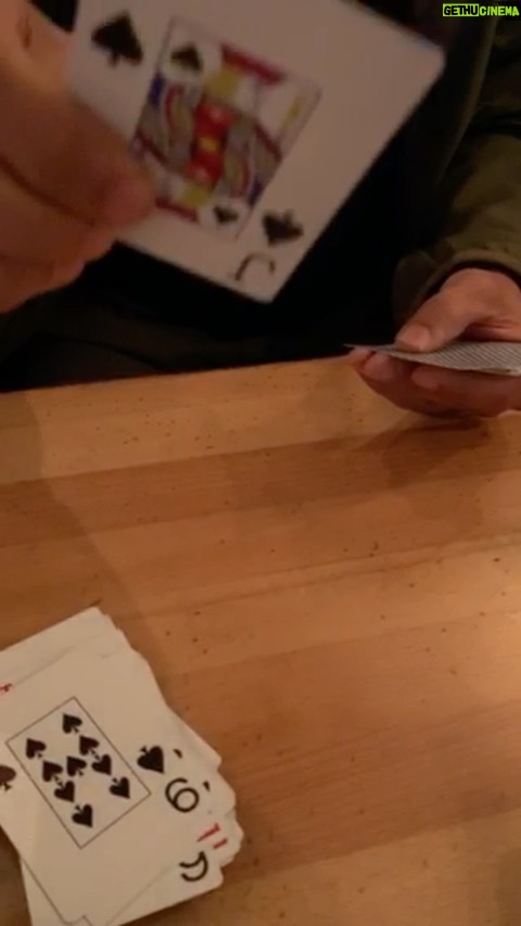 Shadmehr Aghili Instagram - سلام به همگى شما عزيزان دلم. چند نفرى تو دايركت ازم راجع به معنى تتوى رو دستم سوال كرده بودند كه ترجيح ميدم جواب رو بطور عمومى بگم. من مشكل حافظه داشتم و هميشه از اين موضوع رنج مي بردم تا اينكه تصميم گرفتم اين مشكل رو واسه هميشه حل كنم. بعد از خواندن و تمرين كتاب هایی كه مربوط به قدرت حافظه ميشد اين معضل رو واسه هميشه پشت سر گذاشتم و چه بسا كه نوع فكر كردنم هم عوض شد واسه همين تصميم گرفتم اين تكنيك ها رو تو قالب يك مجموعه "مثبت بى نهايت "به كمك دوست خوبم آقاى سهيل امانى در بياورم و به شما عزيزان كه مطمئنم خيلي هاتون از اين مسئله رنج مي برید معرفى كنم. اين كتاب اين امكان رو به من داد كه بتونم تا هزار عدد متفاوت رو به ترتيب كمتر از يك ساعت حفظ كنم كه در ويدئوهايى كه به همراه كتاب عرضه ميشه شاهد آن خواهيد بود. اين موضوع به قدرى برام لذت بخش شده كه بعضى وقت ها موجب سرگرمى دوستانم ميشه و از من ميخوان كه كارتهاى بازى رو از بر كنم و به ترتيب براشون بگم. به قول بروسلى: هيچ وقت تلاش نكنيد به آدم احمق رو راهنمايى كنيد زيرا او از شما متنفر خواهد شد ولى يك آدم عاقل رو راهنمايى كنيد هميشه از شما ممنون خواهد بود. @mosbatebinahayat_com